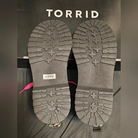 Torrid Betsy Johnson Combat Boot Black Skull Faux Patent Leather (WW) Size 11 - Picture 8 of 15